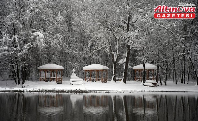 Düzce'de Korugöl Tabiat Parkı karla kaplandı