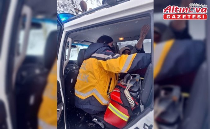 Kardan yolu kapanan köyde rahatsızlanan 80 yaşındaki kadın hastaneye ulaştırıldı