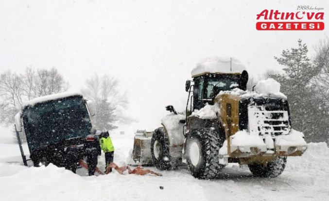 Kastamonu'da kar nedeniyle kayan yolcu otobüsü şarampole düştü