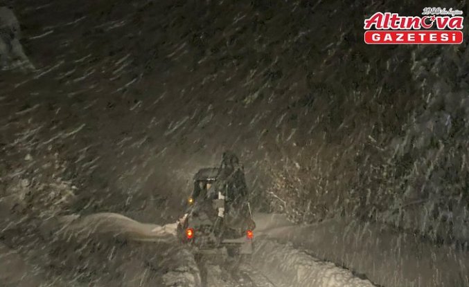 Yolu kapanan köyde rahatsızlanan çocuğu hastaneye orman ekipleri ulaştırdı