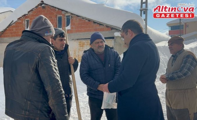 Yolu kardan kapandığı için merkeze gidemeyen hastanın ilaçlarını kaymakam ulaştırdı