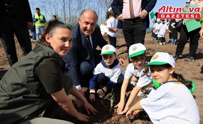 Arhavi'de öğrenciler fidanları toprakla buluşturdu