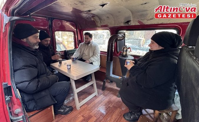 Diyaliz hastası eşi için pelet sobası kurduğu minibüs, esnafın sohbet durağı oldu