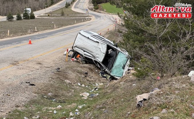 Kastamonu'da devrilen hafif ticari araçtaki 3 kişi yaralandı