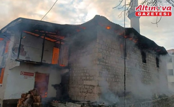 Artvin'de 4 ev ile cami ve lojmanı yandı