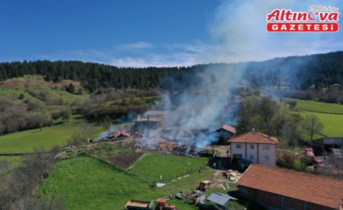 Kastamonu'da çıkan yangında 3 ev ile 3 ahır zarar gördü