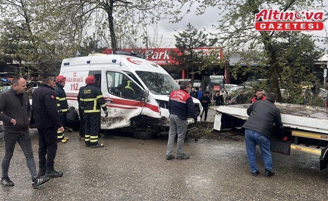 Zonguldak'ta ambulansla otomobilin çarpıştığı kazada 2 kişi ağır yaralandı