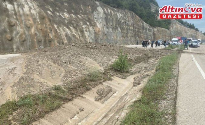 Tokat'ta toprak kayması sonucu ulaşıma kapanan yol açıldı