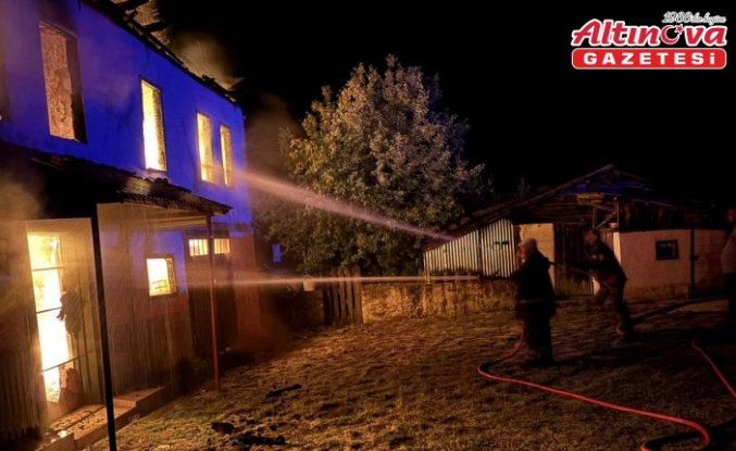 Karabük'te çıkan yangında 2 katlı ev kullanılamaz hale geldi