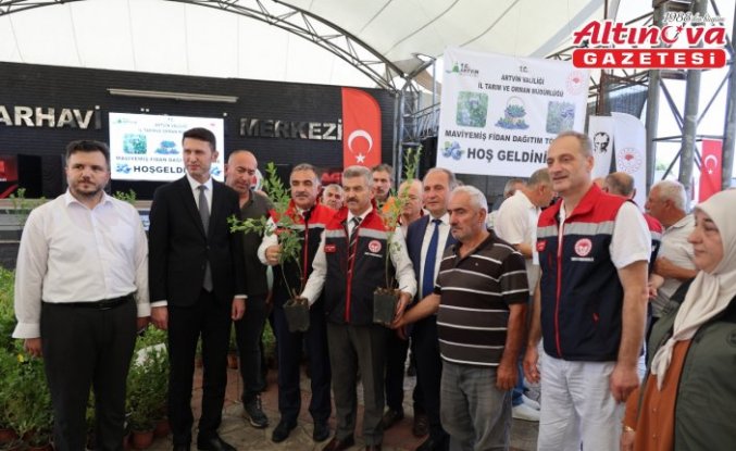 Arhavi'de çiftçilere maviyemiş fidanı dağıtıldı