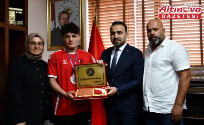 Avrupa 15 Yaş Altı Güreş Şampiyonası'nda altın madalya kazanan Yusuf, Samsun'da coşkuyla karşılandı