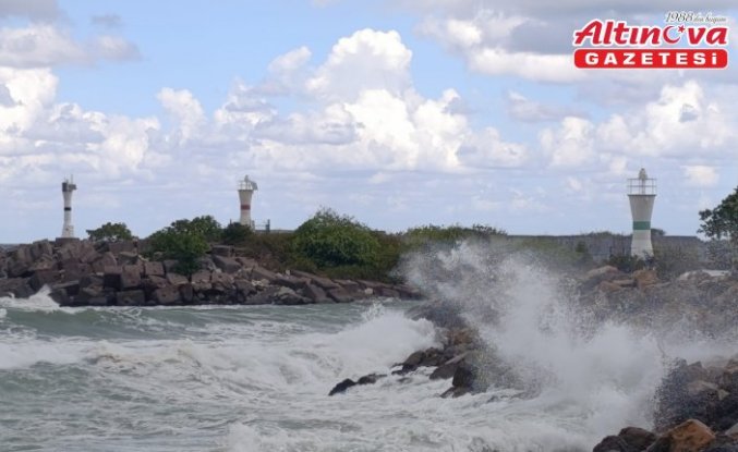 Akçakoca'da kuvvetli rüzgar etkili oldu