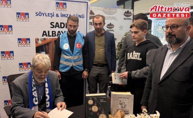 Gazeteci-yazar Sadık Albayrak Rize'deki imza gününde okurlarıyla buluştu
