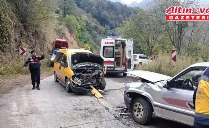 Samsun'da otomobil ile hafif ticari aracın çarpıştığı kazada 3 kişi yaralandı