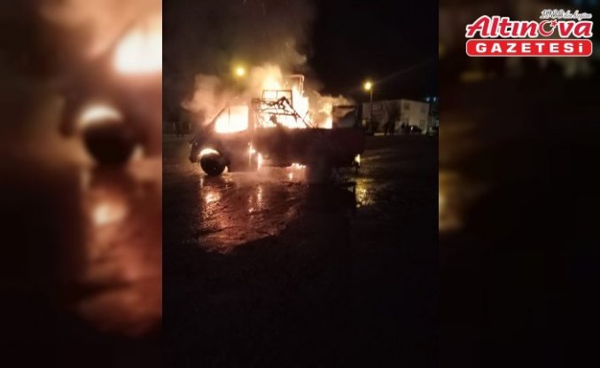 Tekkeköy'de park halindeki otomobil yandı