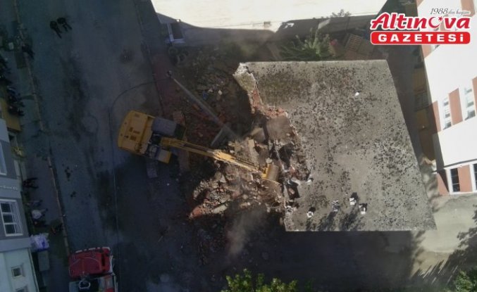 Türkeli'de metruk binaların yıkımı gerçekleştirildi