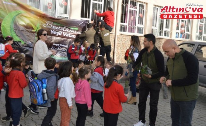 Havza'da okul öğrencilerine fidan dağıtıldı