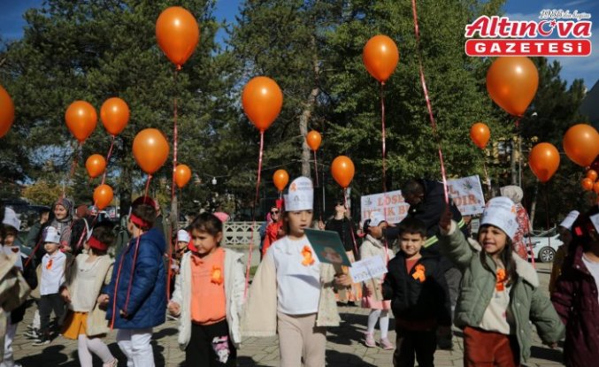 Karabük'te ana sınıfı öğrencileri lösemi hastaları için gökyüzüne balon bıraktı
