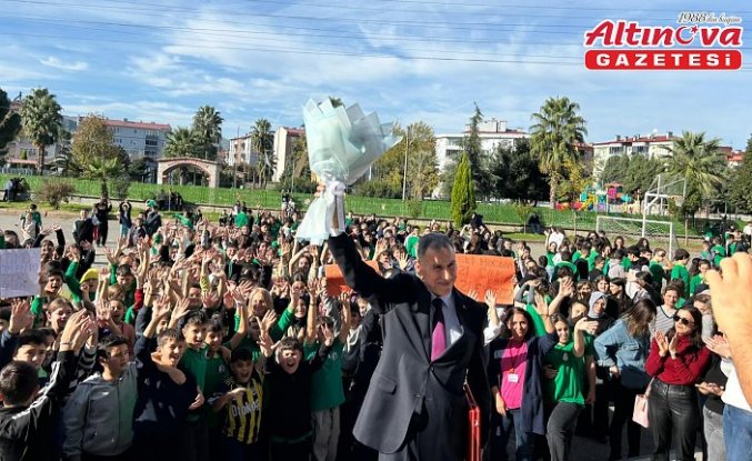 Samsun'da 43 yıllık Türkçe öğretmeni düzenlenen törenle öğrencilerine veda etti