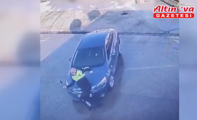 Samsun'da otomobilin trafik polisine çarpması güvenlik kamerasında