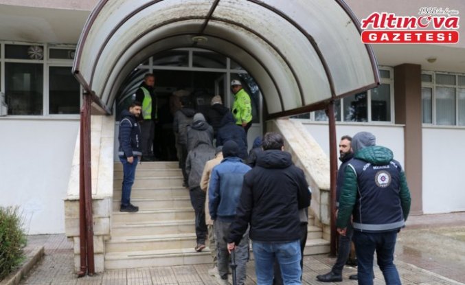 Amasya'da tır dorsesinde 42 düzensiz göçmen yakalandı