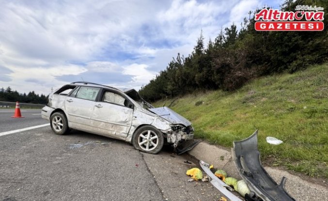 Anadolu Otoyolu'nun Düzce geçişinde beton su kanalına çarpan otomobildeki 2 kişi yaralandı