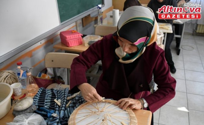 Anneannesinden öğrendiği hasır dokuma sanatını geleceğe aktarıyor