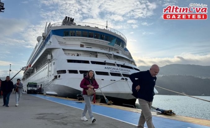 “Astoria Grande“ kruvaziyeri, yılın son seferinde Rusya'dan 611 yolcusuyla Amasra'ya geldi