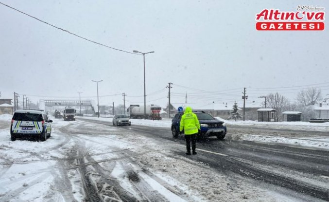 Bolu Dağı'nda kar yağışı nedeniyle ağır tonajlı araçların geçişine izin verilmiyor