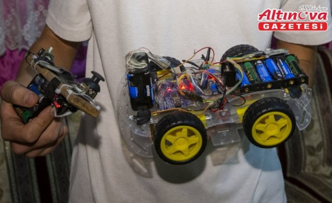 Bolu'da teknoloji meraklısı liseli genç ile köy imamı kumandalı mini araba üretti