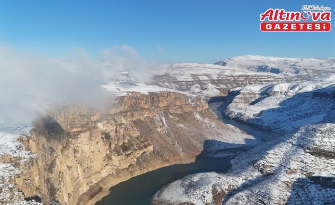 Botan Vadisi Milli Parkı'ndaki kar manzarası dronla görüntülendi