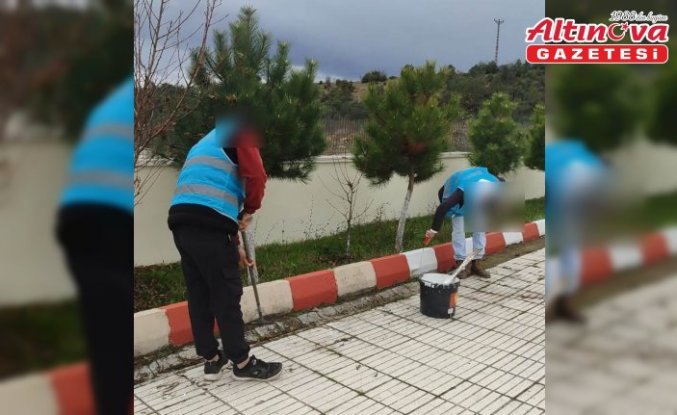 Boyabat'ta hükümlüler kamu kurumlarında boya ve bakım çalışması yaptı