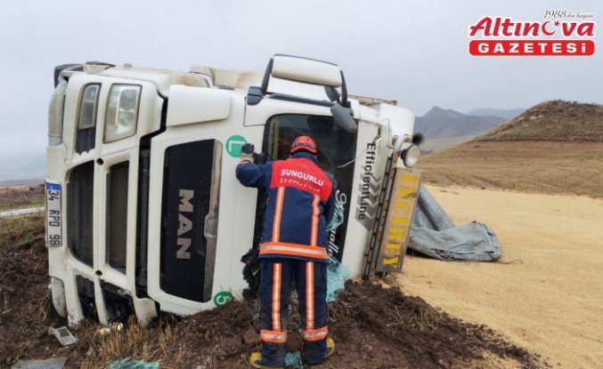 Çorum'da buğday yüklü tır devrildi, sürücü yaralandı