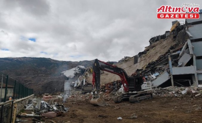 Çorum'da iş makinesi çöken binanın altında kalmaktan son anda kurtuldu