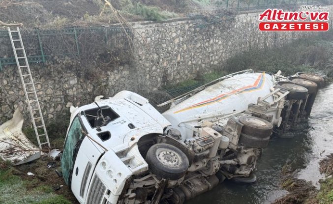 Düzce'de dereye devrilen çimento yüklü silobasın sürücüsü yaralandı