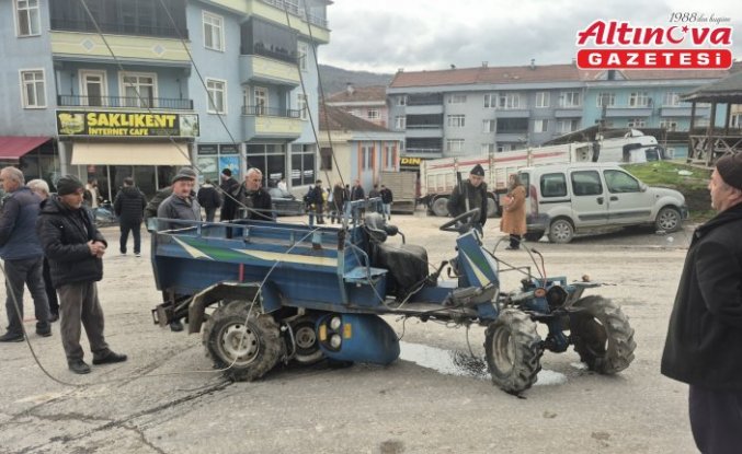 Düzce'de park halindeyken freni boşalan tır, 4 araç ile marketin duvarına çarptı