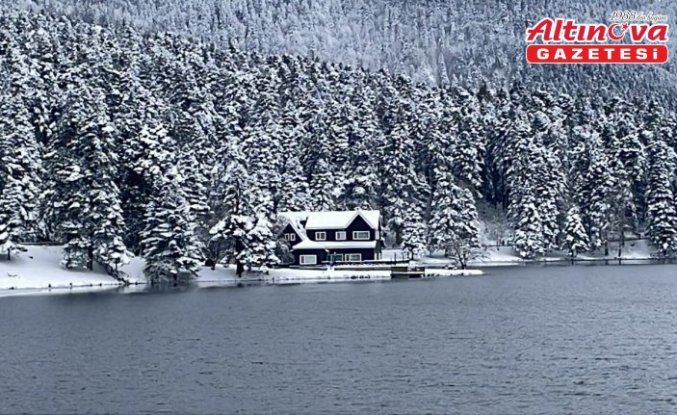 Gölcük Tabiat Parkı'nda kar yağışının ardından kış manzaraları oluştu