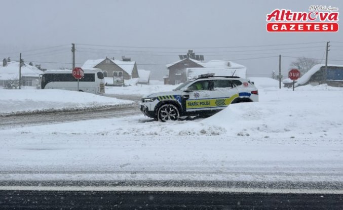 Bolu Dağı'nda kar yağışı nedeniyle ağır tonajlı araçların geçişine izin verilmiyor