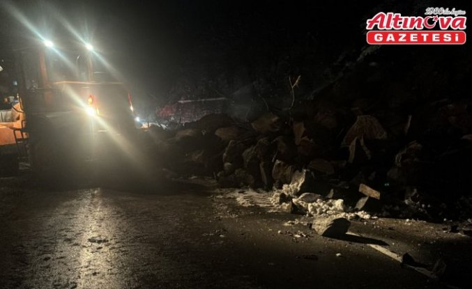 Heyelan nedeniyle kapanan Artvin-Hopa kara yolu ulaşıma açıldı