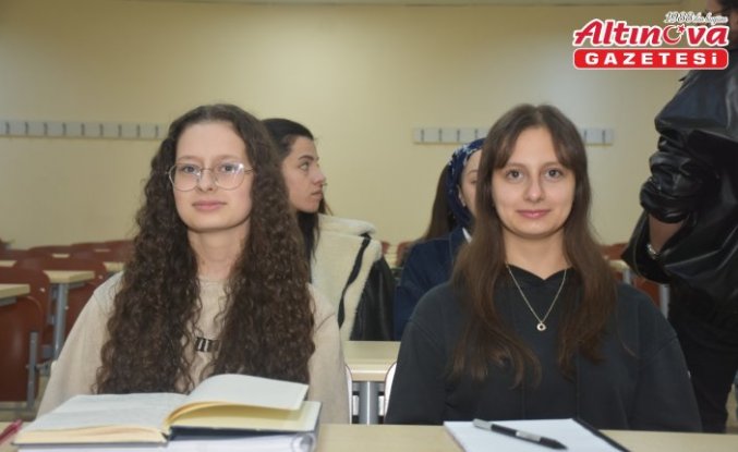 İkiz kardeşlerin eğitim hayatı üniversitede de aynı sırada devam ediyor