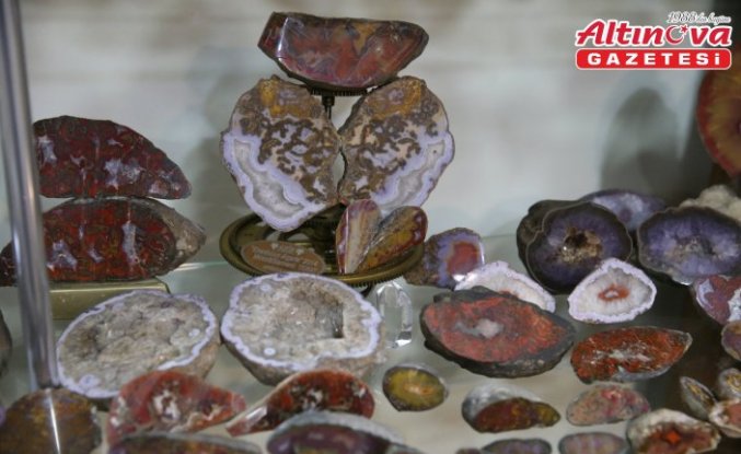 İşlediği süs taşlarını oluşturduğu “müze“de sergiliyor