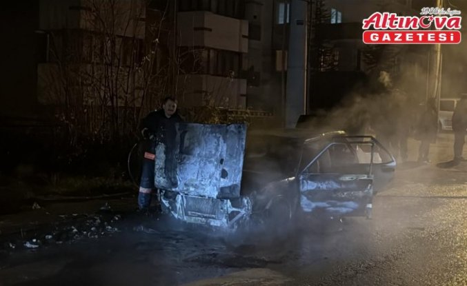 Karabük'te park halindeki otomobil yandı