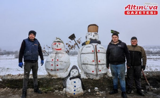 Kastamonu'da sanayi esnafı yaptıkları kardan adamın gövdesini iş makinesiyle taşıdı
