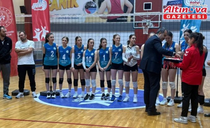 Köprülü Mehmet Paşa Anadolu Lisesi voleybol takımı Samsun birincisi oldu