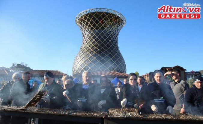 Rize'deki festivalde 2 ton hamsi dağıtıldı