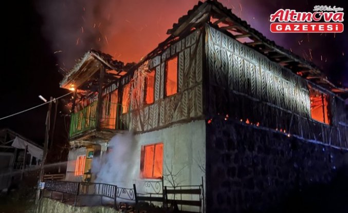 Samsun'da çıkan yangında iki katlı ahşap ev kullanılamaz hale geldi