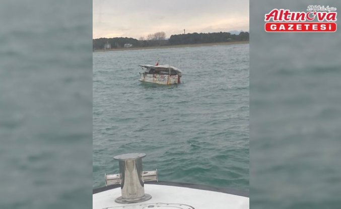 Samsun'da denizde sürüklenen tekne, polis ekiplerince kurtarıldı