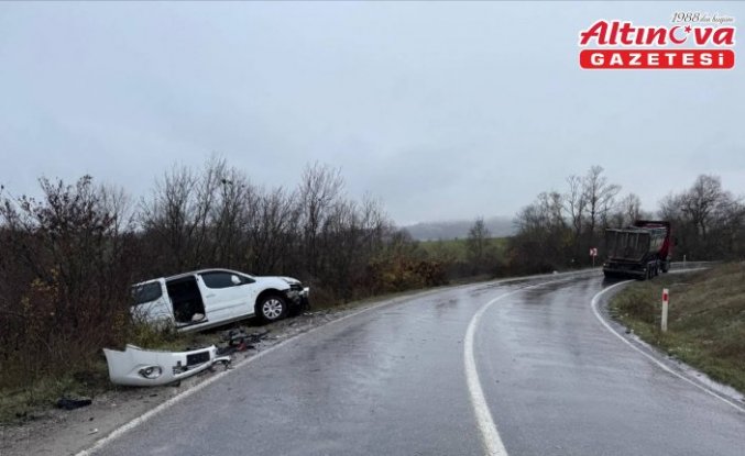 Samsun'da kamyonla çarpışan hafif ticari araçtaki 2 kişi yaralandı