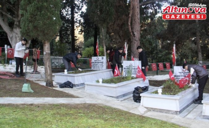 Sinop'ta gönüllü üniversite öğrencileri şehit mezarlarını temizledi