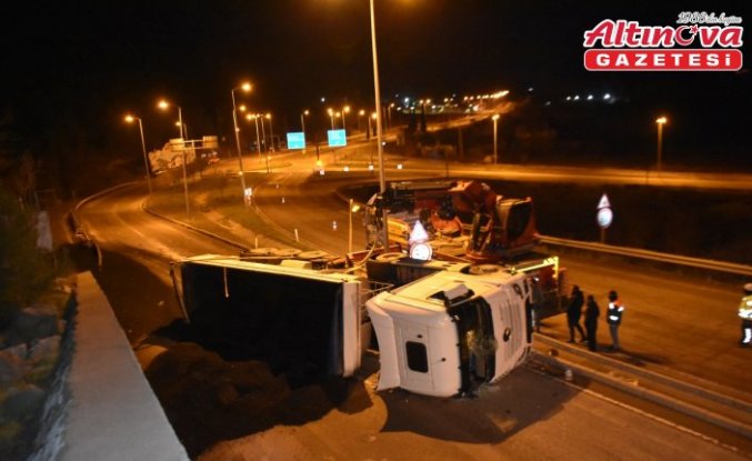 Sinop'ta kömür yüklü tır devrildi, 2 kişi yaralandı